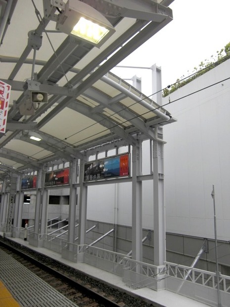 とうきょうスカイツリー駅は、ホームでスカイツリーを撮影すると危険なので、見えないように線路上も屋根で覆われている（5月22日、東京スカイツリー開業初日）。