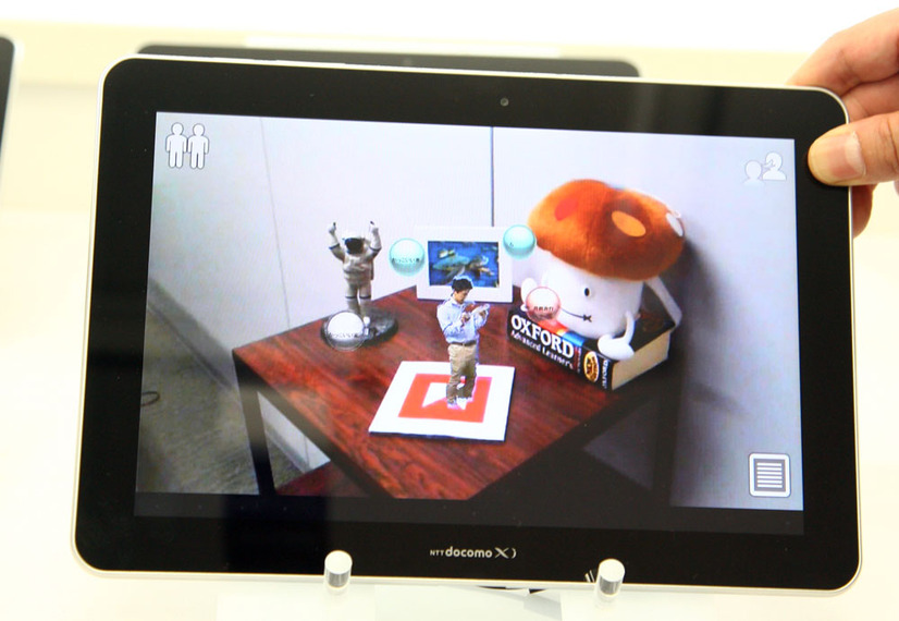 ディスプレイ上に現れた3D映像の人物モデル。フレームごとに切り抜かれ背景とリアルタイムに合成される