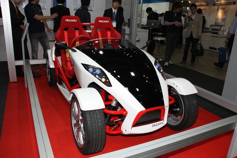 AZAPAのコンセプトEVミニカー。リチウムイオンバッテリーでインホイールモーター2基の後輪駆動だ。（人とくるまのテクノロジー12）