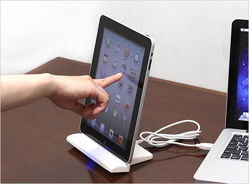 充電中にiPadを操作できるイメージ（iPad/ノートPCは別売）