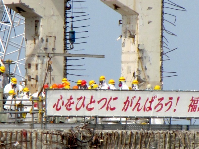 4号機原子炉建屋での視察の様子