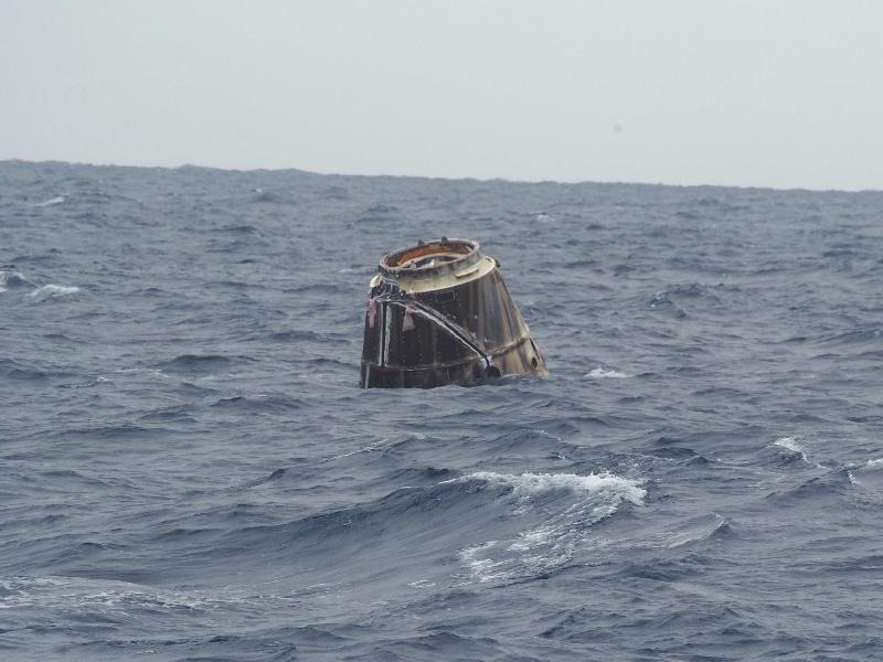 太平洋に着水したドラゴン