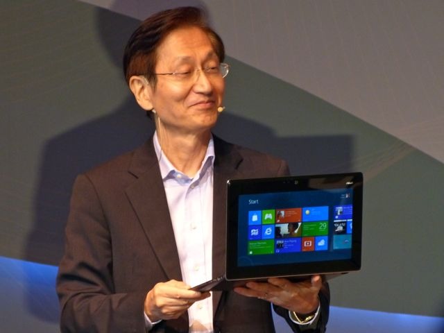 天板の外側部分にもディスプレイを搭載し、閉じるとタブレットのように使えるノートPC「TAICHI」を発表するASUSTeK ComputerのJonney Shih会長