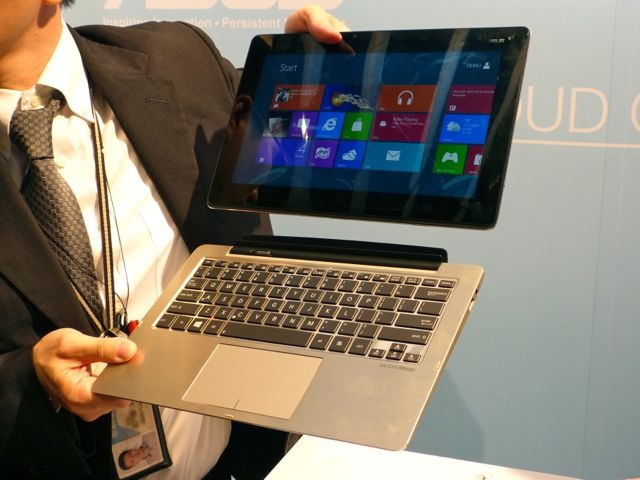 Core i7を搭載しながらディスプレイ部だけでタブレットとしても利用できる「Transformer Book」