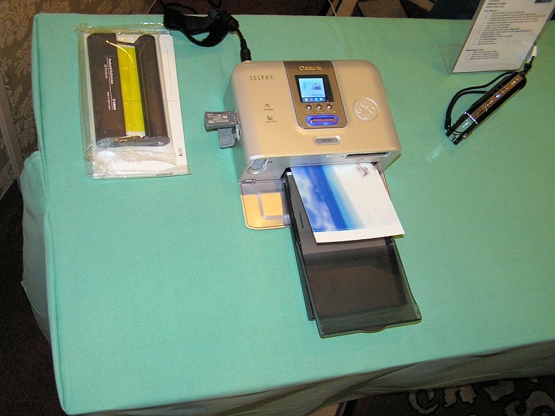 海外（一部は国内でも）で発売されているBluetooth対応機器の展示も行われていた。こちらは、国内でも販売中のキヤノンのプリンターSELPHY。ホー氏が自身のPDAから画像データを転送してプリントアウトして見せてくれた