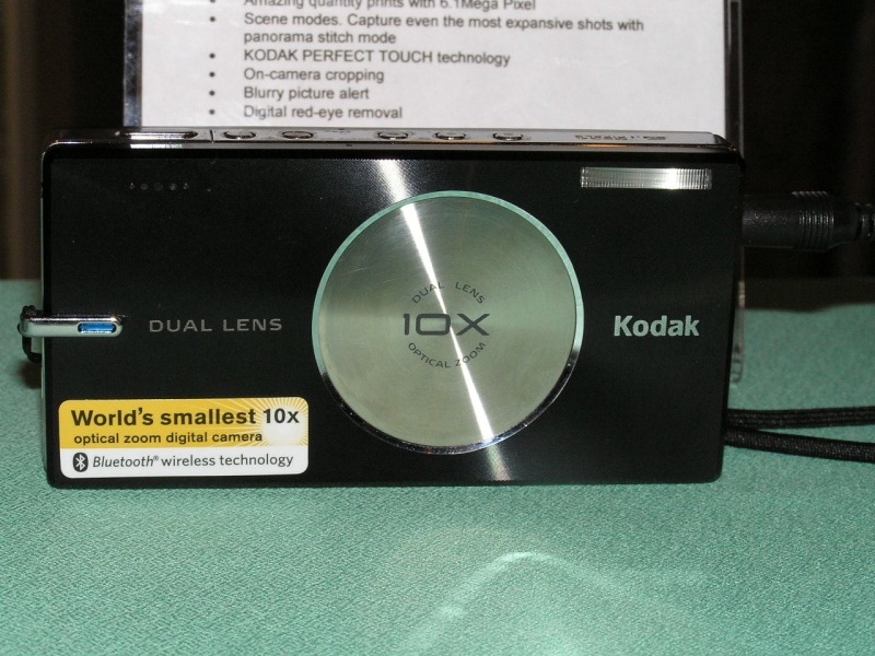 こちらはコダックのデジタルカメラで、日本国内では販売されていないV610。国内で販売している機種が搭載しているのは、USBのみである