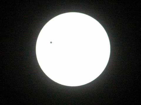 宮崎県宮崎市で、午前9時40分に撮影された金星の太陽面通過の写真