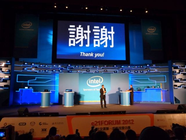 Ultrabookの立ち上げに貢献した台湾へ感謝の意を表明するKilroy氏。後ろには数十機種のUltrabook