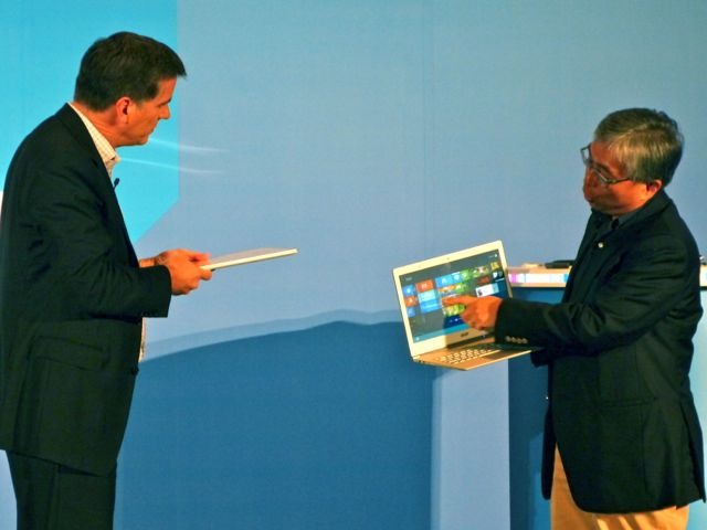 フルHDタッチスクリーン搭載のUltrabookを紹介するAcerのJim Wong社長