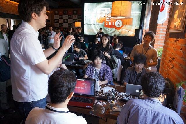 日本人学生で組織されたCTF参加の「Tachikoma」チームのリーダーであるマラット氏（東京大学）が競技前に指示を出す