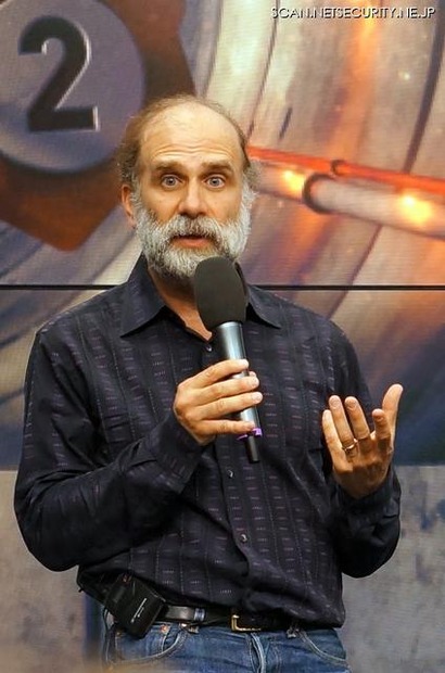 キーノートスピーチは、暗号の大家として有名なブルース・シュナイアー氏が登壇した。インターネット上のモラルや法律、テクノロジーなどにハッカーコミュニティが寄与できることについて話をした