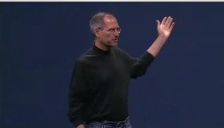 過去のWWDCでプレゼンテーションをおこなう在りし日のスティーブ・ジョブス