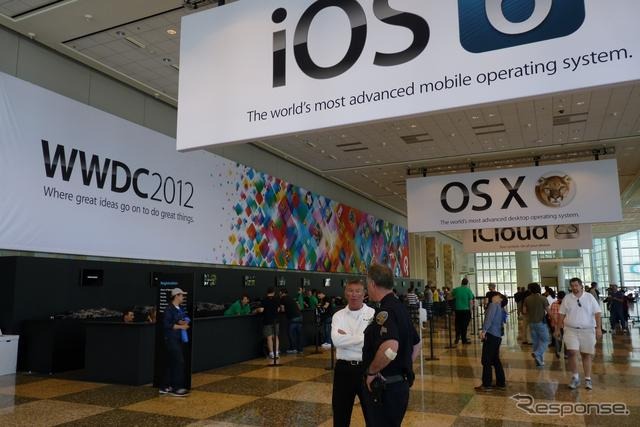 アップルの開発者向けイベントWWDC 2012（Apple World Wide Developpers Conference 2012）の基調講演、iOS 6のプレゼンテーションの様子。