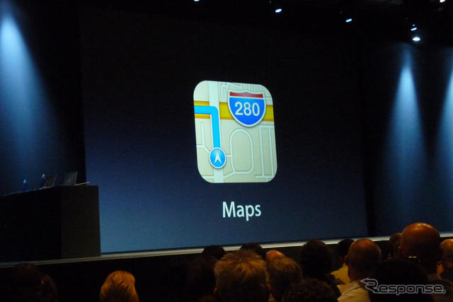 アップルの開発者向けイベントWWDC 2012（Apple World Wide Developpers Conference 2012）の基調講演、iOS 6のプレゼンテーションの様子。