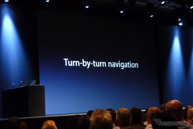 アップルの開発者向けイベントWWDC 2012（Apple World Wide Developpers Conference 2012）の基調講演、iOS 6のプレゼンテーションの様子。