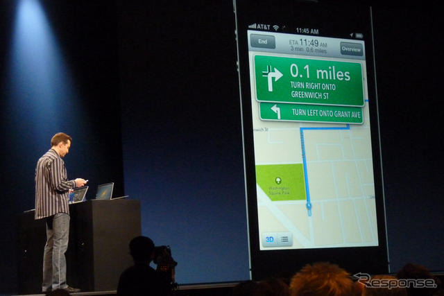 アップルの開発者向けイベントWWDC 2012（Apple World Wide Developpers Conference 2012）の基調講演、iOS 6のプレゼンテーションの様子。