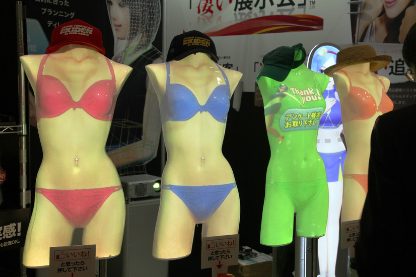 衣服の映像や文字などがプロジェクターで映される。マネキンは奥行きがあるが、違和感なく見えるように映しているのが本システムの特徴