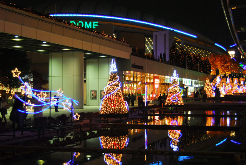 今週はクリスマス企画で行こう、となりました。当方も若い女子。でも、クリスマスの朝の、燃えたぎるような熱情が消え失せた身としては、やや盛り上がりを欠けてます。こんなではいけない！クリスマス一色の街に飛び出して感化されてこよう！