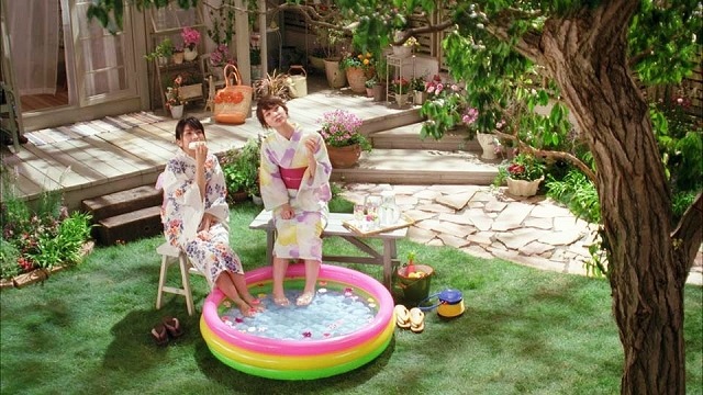 足水をしながら「夏の自由型ランチ」を楽しむシーン