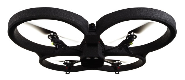 パロットAR.Drone 2.0。クローバー型のフレームは、室内など障害物の多い場所での飛行を考慮したもの。