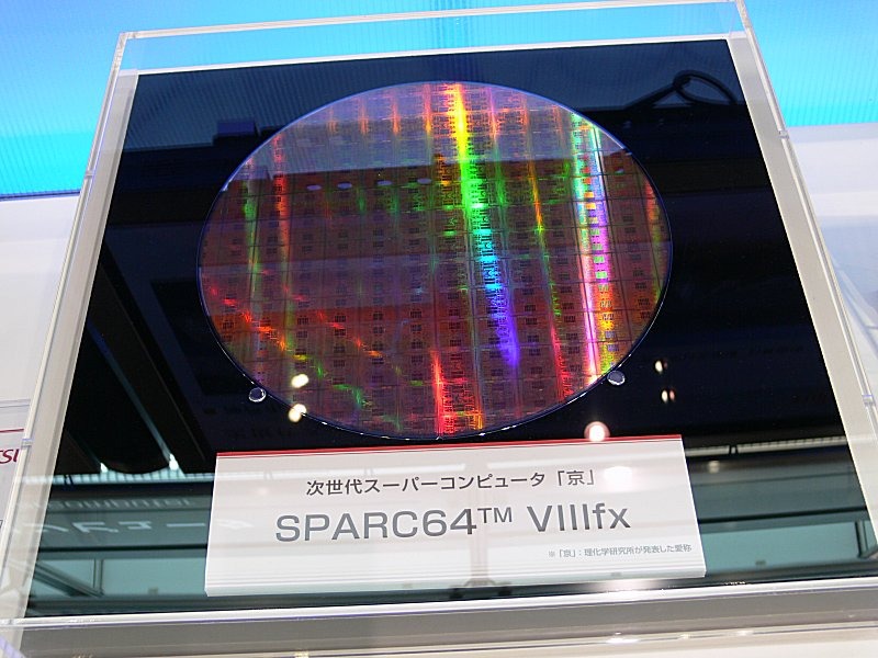 「京」に使われているプロセッサSPARC64VIIIfxが載るシリコンウェハ