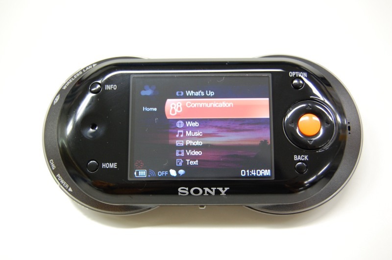 mylo本体表面。ゲーム機かコントローラにも見えるが、Skypeによって電話にもなる。