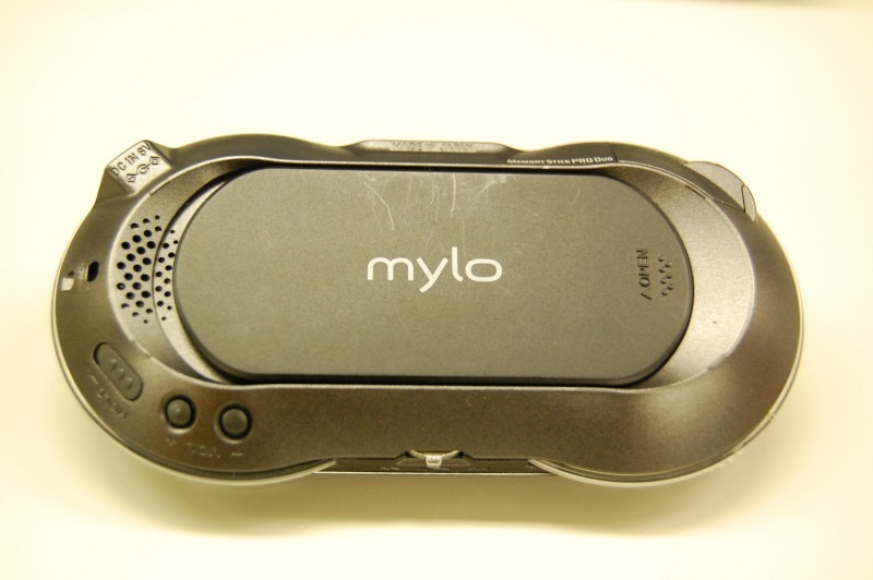 mylo本体裏面。バッテリーは楕円のフタの内側にある。