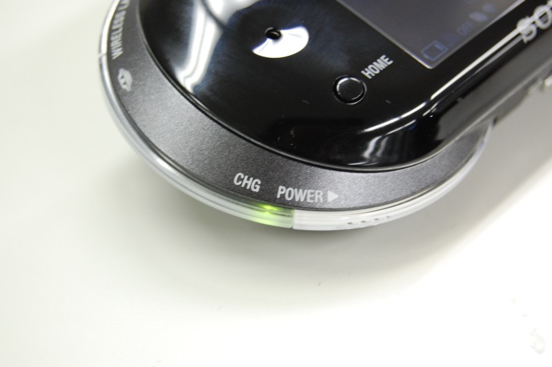 バッテリーのインジケータ。充電中はLEDが2色で光る。