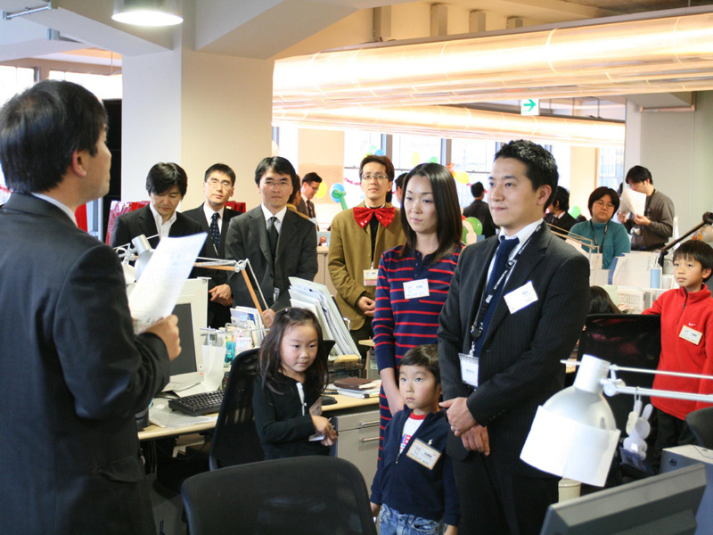 最後は、家族揃って表彰式。キミたちのお父さん・お母さんは、会社になくてはならない重要な人材なのだ