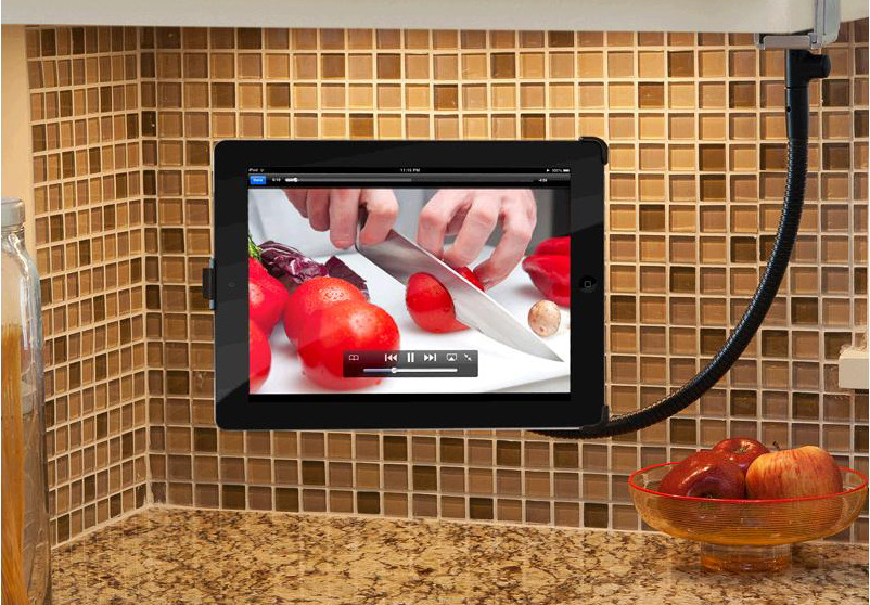 iPadをキッチンカウンターに取り付けたイメージ（iPadは別売）