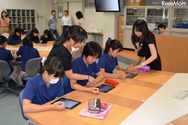 iPadの操作方法を先生が指導