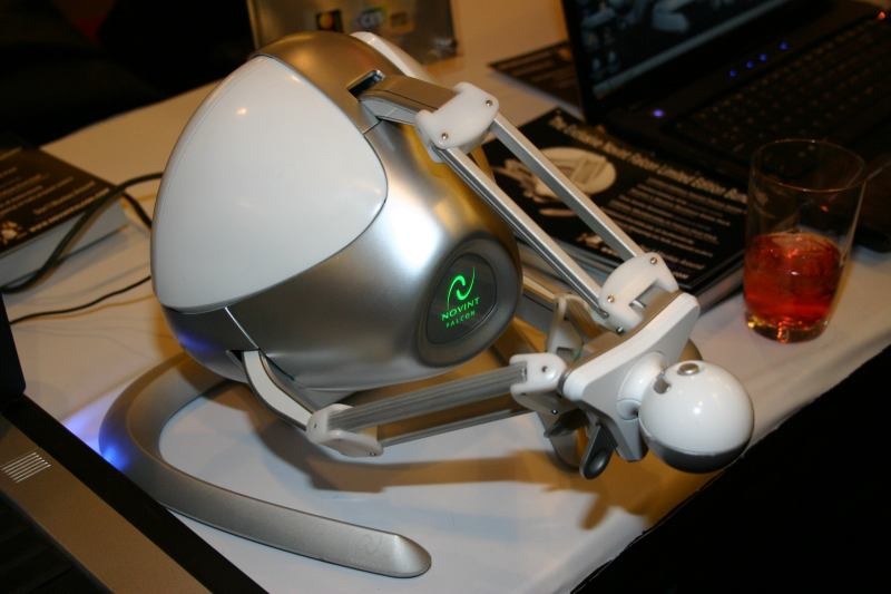 Novint Falconの展示。つまみに取り付けられた3本のアームの動きを認識して、空間の位置や移動（方向、距離）を読み取る。PC側が動きを制御することもできる