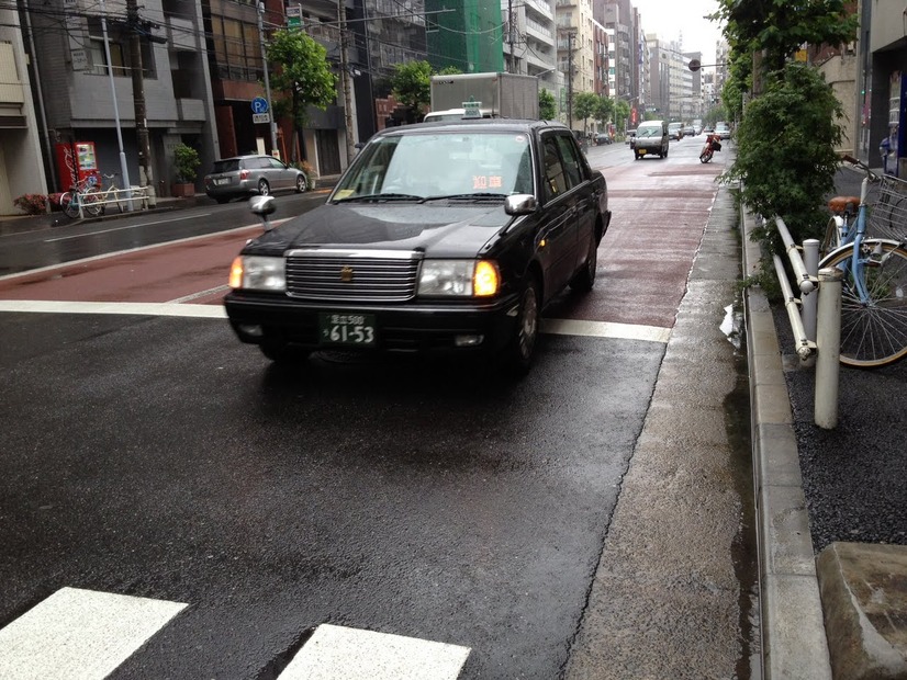 そしてタクシーが到着。配車指示から到着までの動きが見えるのも楽しい。