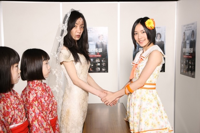 松井珠理奈と花嫁姿の幽霊。（C）BeeTV