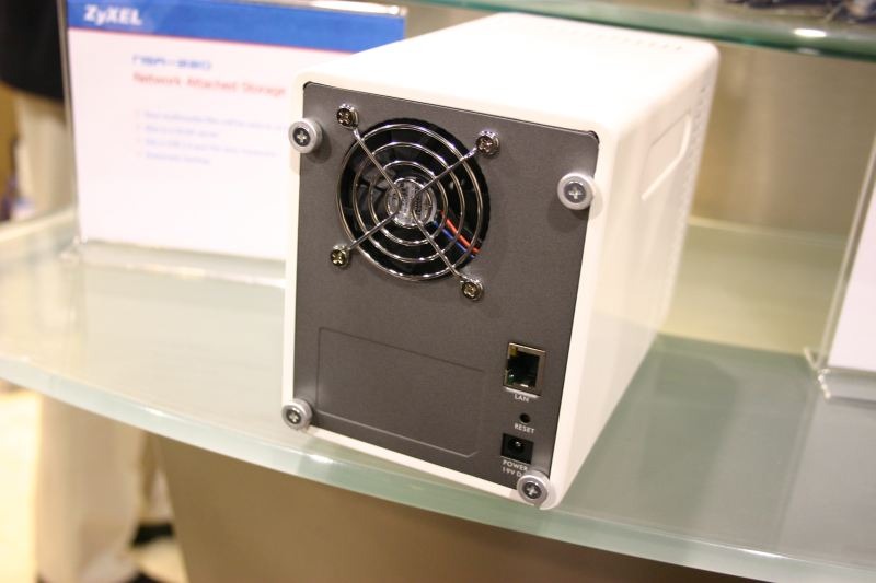 DCアダプタの入力がDC19Vと、日本ではあまりなじみのないタイプだ
