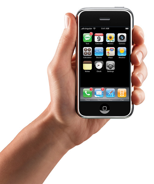　米アップルは9日（現地時間）、「携帯電話」「タッチコントロール式ワイドスクリーンiPod」「デスクトップPC並のメール、ウェブブラウズ、検索、マップ機能を持つインターネット通信デバイス」を、一体化した「iPhone（アイフォン）」を発表した。