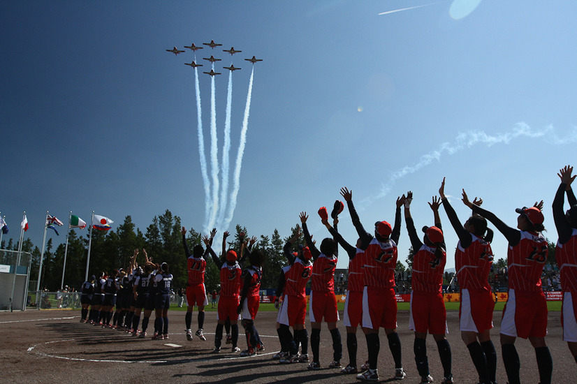 世界女子ソフトボール選手権大会決勝戦。カナダ空軍アクロバットチーム、スノーバーズのデモ飛行