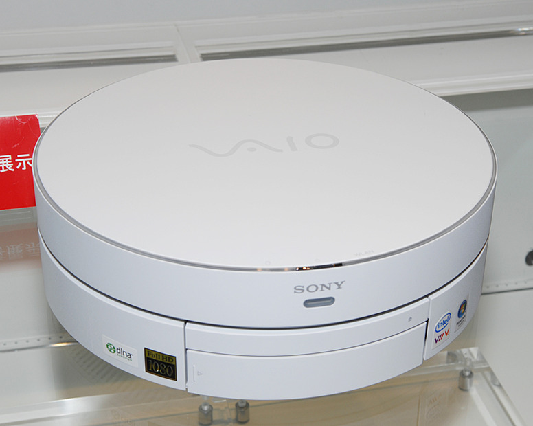 　ソニーは、米最大の国際家電見本市「CES 2007」に参考出品した円柱型のリビングPC「VAIO VGX-TP1」を東京・銀座ソニービルで先行展示中。米国発売は3月予定で、価格は1,600ドル（約192,000円）。