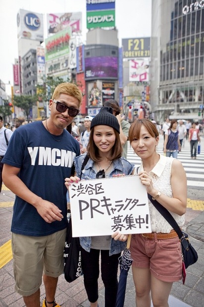 渋谷の街で、「キャラクター募集中」のパネルを持ってPRする人たち