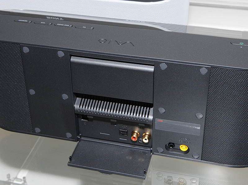 　ソニーは、米最大の国際家電見本市「CES 2007」に参考出品した円柱型のリビングPC「VAIO VGX-TP1」を東京・銀座ソニービルで先行展示中。米国発売は3月予定で、価格は1,600ドル（約192,000円）。