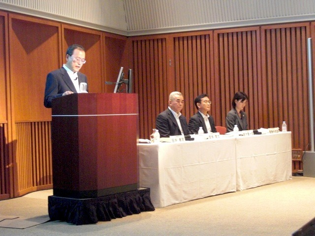 KDDI 田中孝司代表取締役社長（演壇）