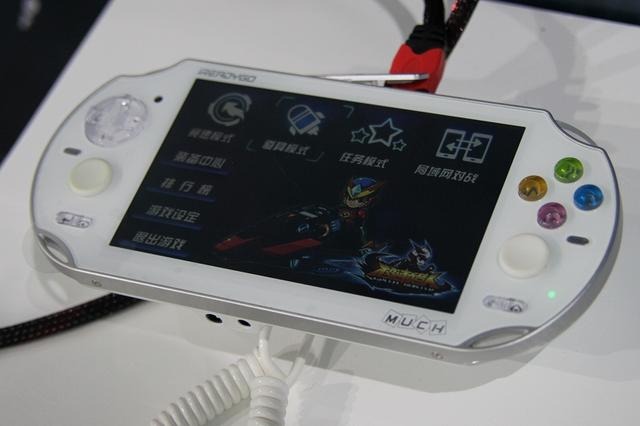 【China Joy 2012】PSVitaそっくりな3G搭載携帯ゲーム機「MUCH」を発見 