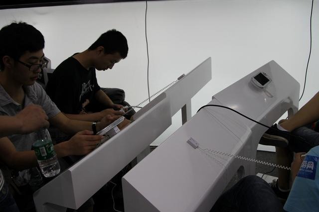 【China Joy 2012】PSVitaそっくりな3G搭載携帯ゲーム機「MUCH」を発見 