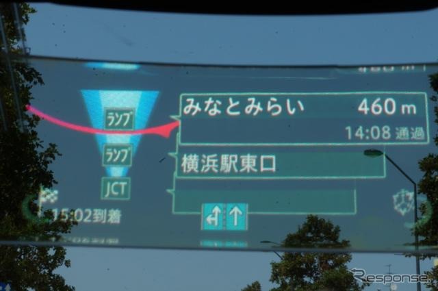 HUDハイウェイモード。高速道路に入ると自動的に切り換わり、高速の出口までの距離や通過予想時刻、SA/PAの施設内容の情報を表示