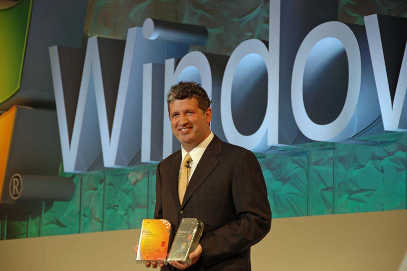Windows Vistaと2007 Office Systemの店頭向けパッケージを携えて登壇した、マイクロソフトの代表執行役 社長、ダレン・ヒューストン氏