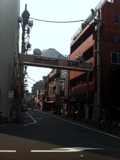 板橋区板橋宿東口。2.1GHzも受信する。通りが旧中山道で、画面外左側が現中山道。撮影者背後で鋭角に交差している。