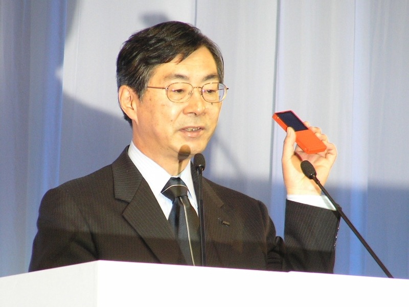 　KDDIならびに沖縄セルラー電話は16日、auの第3世代携帯電話「CDMA 1X WIN」の春の新ラインナップの追加発表を行った。今回10機種が発表されたことで、春モデルは全14機種だ。