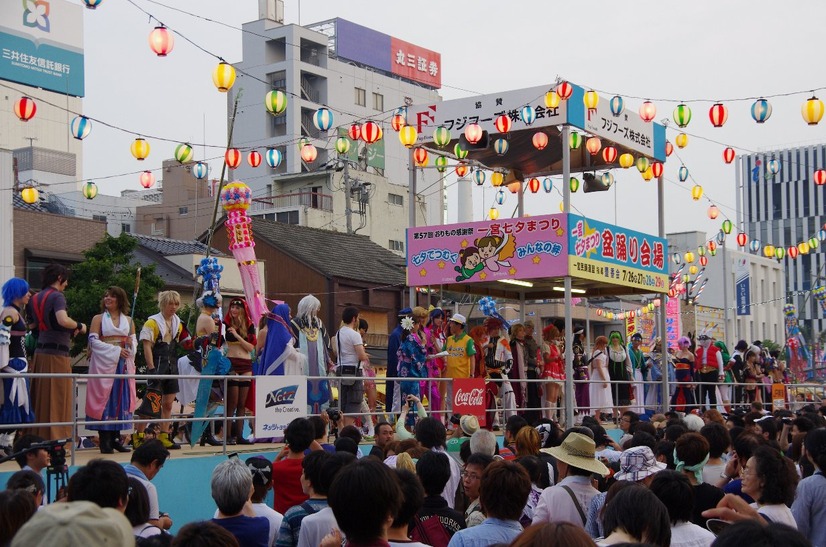 ステージイベントで勢揃いした各国の代表。常にカメラを向けられていた