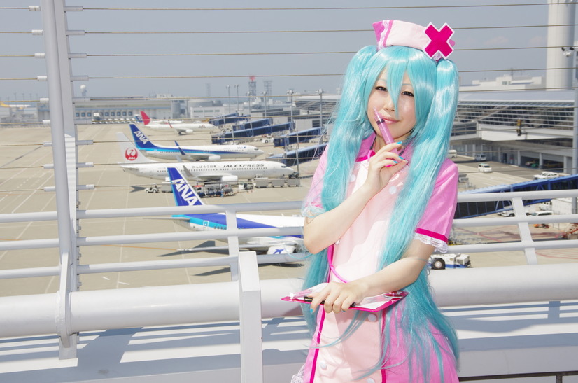 飛行機が背景という最高のロケーションで撮影。しかし35度を超える酷暑に撮影も限界