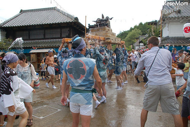 暑気払いと景気づけに、御神輿に水をかける人たち。右端で黎くんもパシャッ